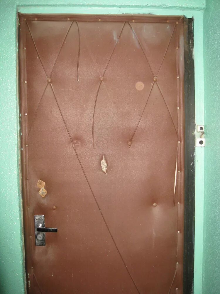 Обшивка входной двери. Советская входная дверь. Старая Советская дверь входная. Обшивка старой двери.
