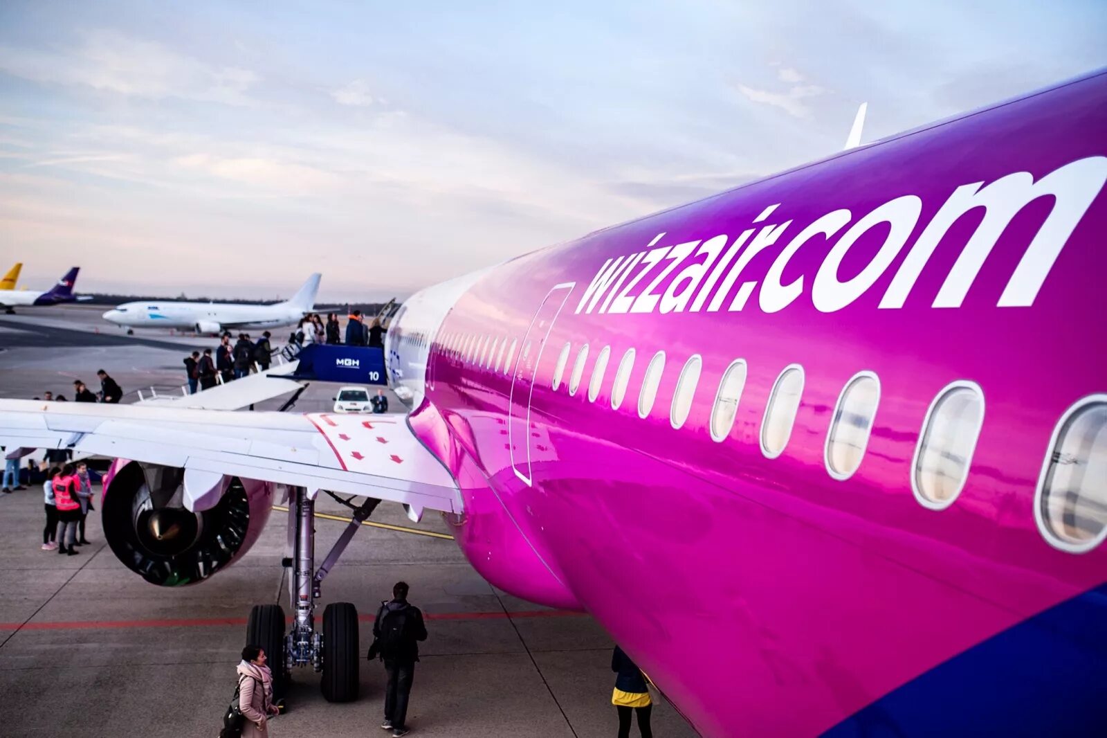 Wizz Air авиакомпания самолет. Венгерская авиакомпания Wizzair. Wizz Air Абу Даби. Wizz Air самолеты компании.