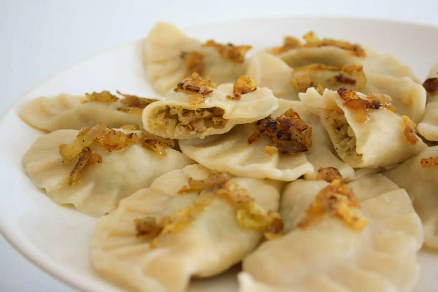 Мясные вареники. Вареники с капустой. вареники с картофелем. вареники с квашеной капустой. пельмени с квашеной капустой.