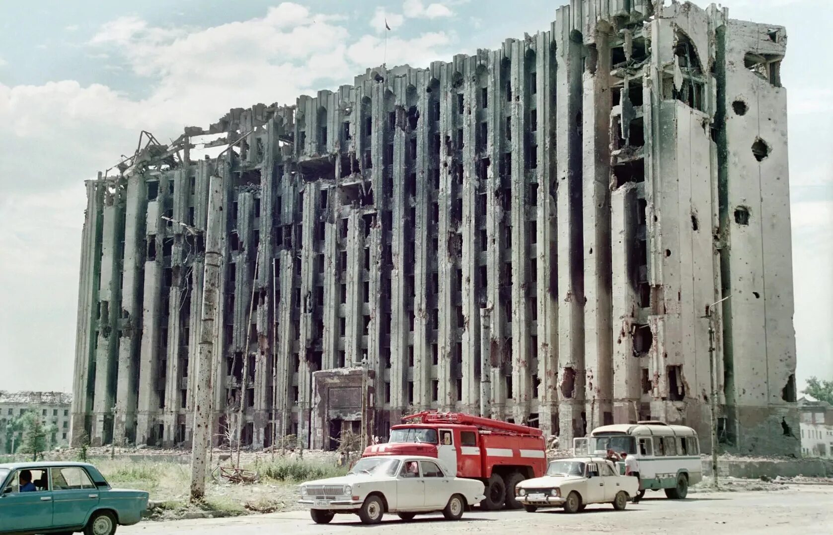 Мирные жители грозный 1994. Советское чеченская республика. Советское чеченская республика. Дворец пионеров грозный. Флаг чеченской сср.