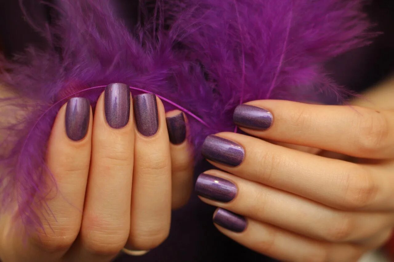 Почему рука фиолетовая. Фиолетовый маникюр. Красивые сиреневые ногти. Фиолетовые ногти. Ногти фиолетового цвета.