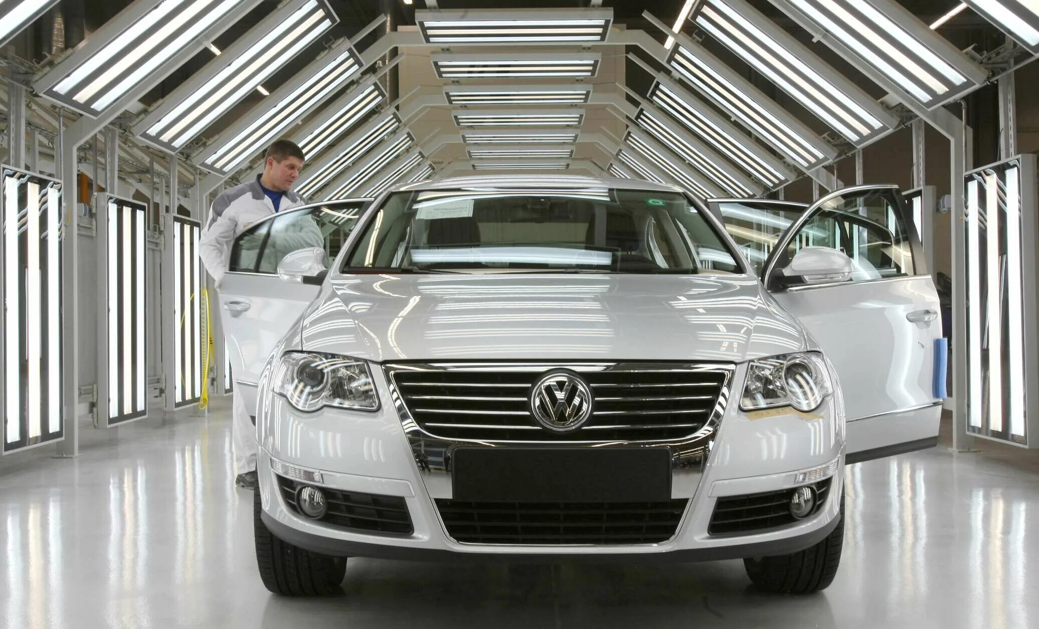 Купить фольксваген в германии. Volkswagen (концерн) автомобили Volkswagen. Немецкий автопром. Завод Фольксваген в Германии. Фольксваген Калуга.