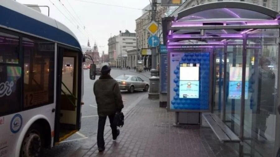 Столица останавливаться. Экран на остановке. Умная остановка. Экран на автобусной остановке. Умная автобусная остановка.