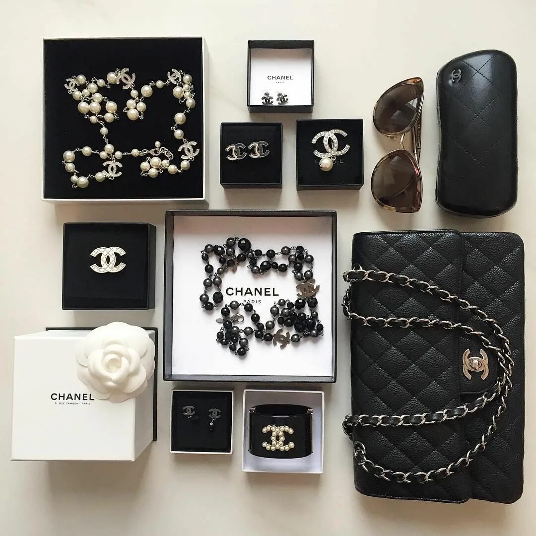 Аксессуары в стиле коко шанель. Chanel аксессуары. Ожерелье коко шанель. Бусы шанель. Брошь пандора.