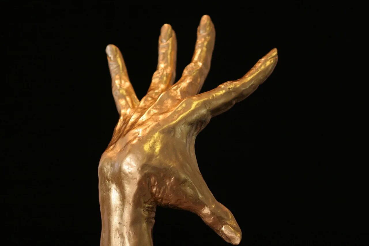 Человек с золотыми руками. Руки из золота. Золотые руки картинки. Золотой палец. Статуэтки для награждения сотрудников.