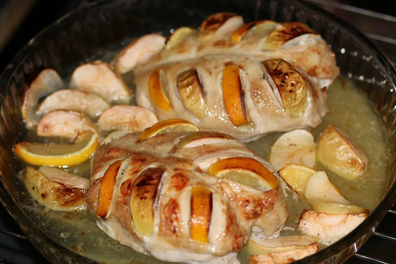 Второе в духовке быстро и вкусно. Грудка с яблоками в духовке. грудка запеченная в духовке. куриная грудка с яблоками в духовке. ужин в духовке на скорую руку.