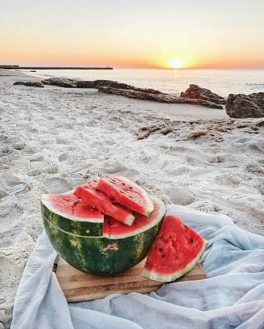 Арбуз утром. Арбуз на берегу моря. Арбуз на пляже. Море фрукты. Море солнце фрукты.
