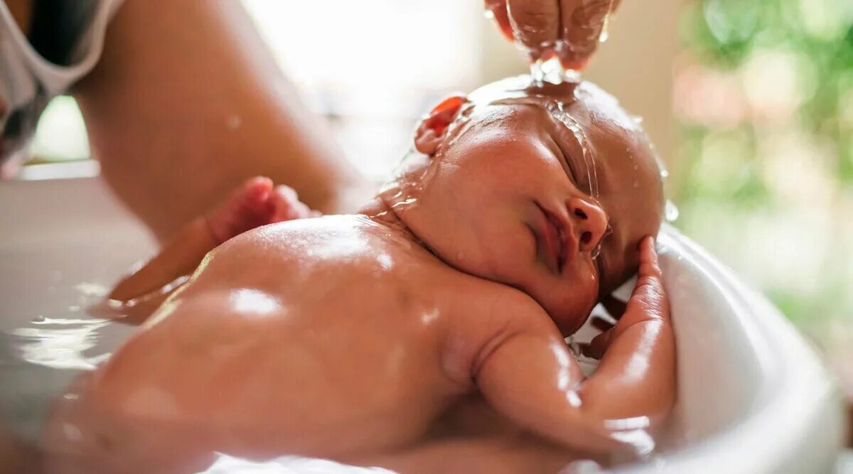 Температура после роддома. Первое купание новорожденного. Купание грудничка. Лечебные ванны новорожденного.