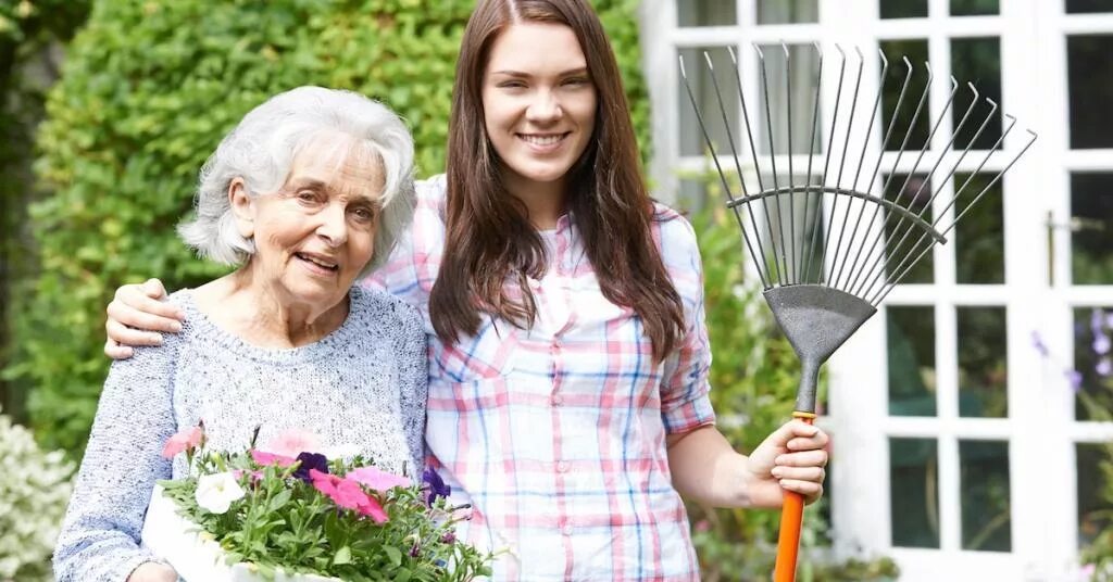 Хотели помочь бабушке. В саду у бабушки. Бабушка и внучка в саду. Внучка у бабушки на даче. Помогать бабушке в огороде.