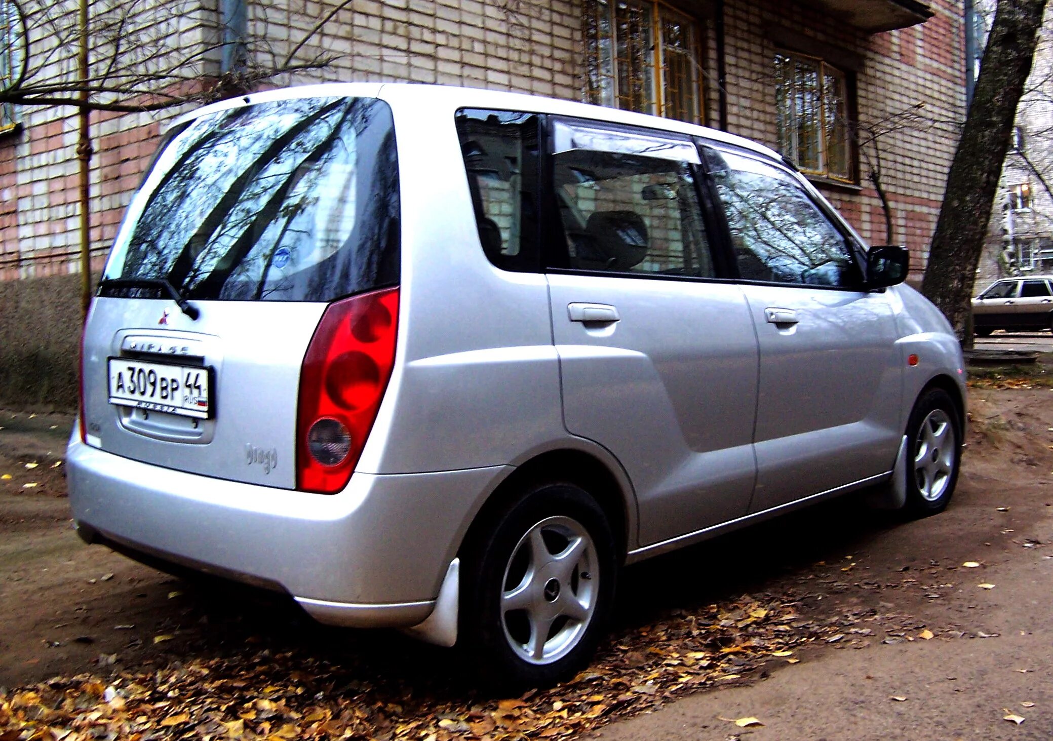 Митсубиси динго купить. Митсубиси Мираж Динго. Mitsubishi Mirage Dingo. Mitchubishi Miraj Dinku. Митсубиси Мираж Динго 2000.