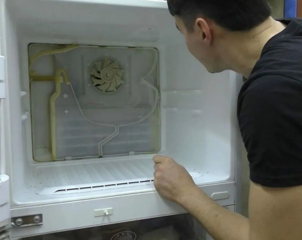 Вода после разморозки. Дренажное отверстие в холодильнике Индезит. Lhtyf;YJT jndthcnbt холодильник самсунг rl40e. Дренажное отверстие в холодильнике LG.