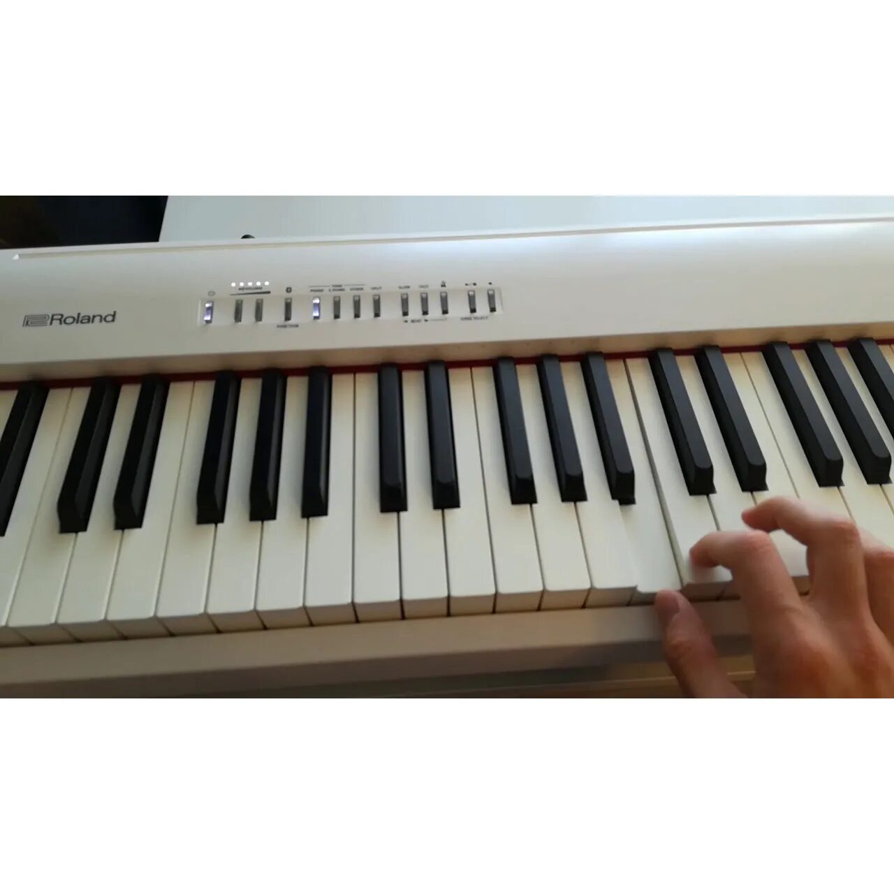 Roland fp 30 white. Цифровое фортепиано roland fp-30x-wh. Цифровое пианино роланд фп 30. Роланд бел. Roland fp-30x.