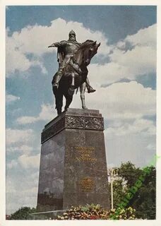 Памятник основателю