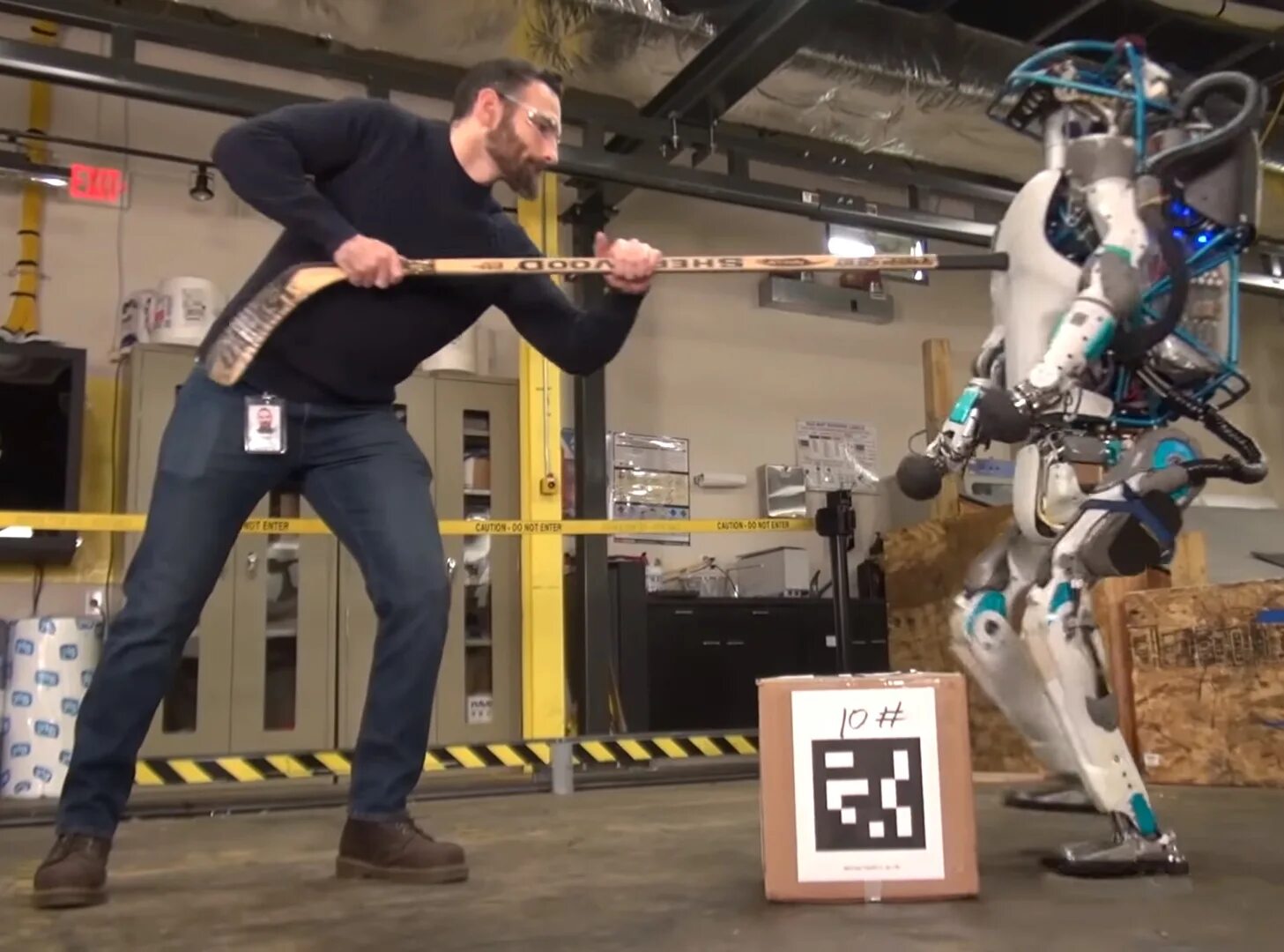 Робот бегает. Робот rise boston dynamics. бостон динамикс человек и робот. бостон дайнемикс робот с захватом. инженеры бостон дайнемикс.