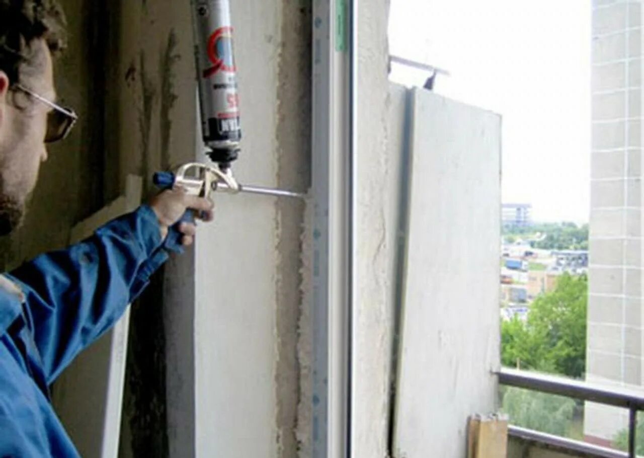 Монтажная пена на подоконнике. Запенивание пластиковых окон. Запенить пластиковые окна. Запенивание швов на окнах. Теплоизоляция окон.