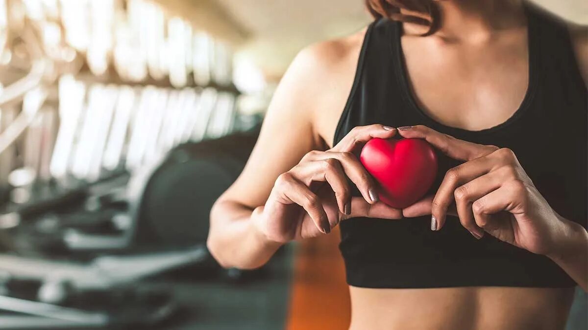Женщины становятся сильными. Сердце спорт. Девушка здоровье. Фитнес и здоровье. Тренировка сердца.