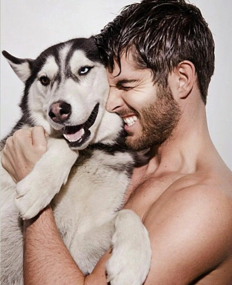 Собаки баб мужик. Nick Bateman собака. Ник Бейтман с собакой. Лиам Райс с хаски. Парень с хаски.