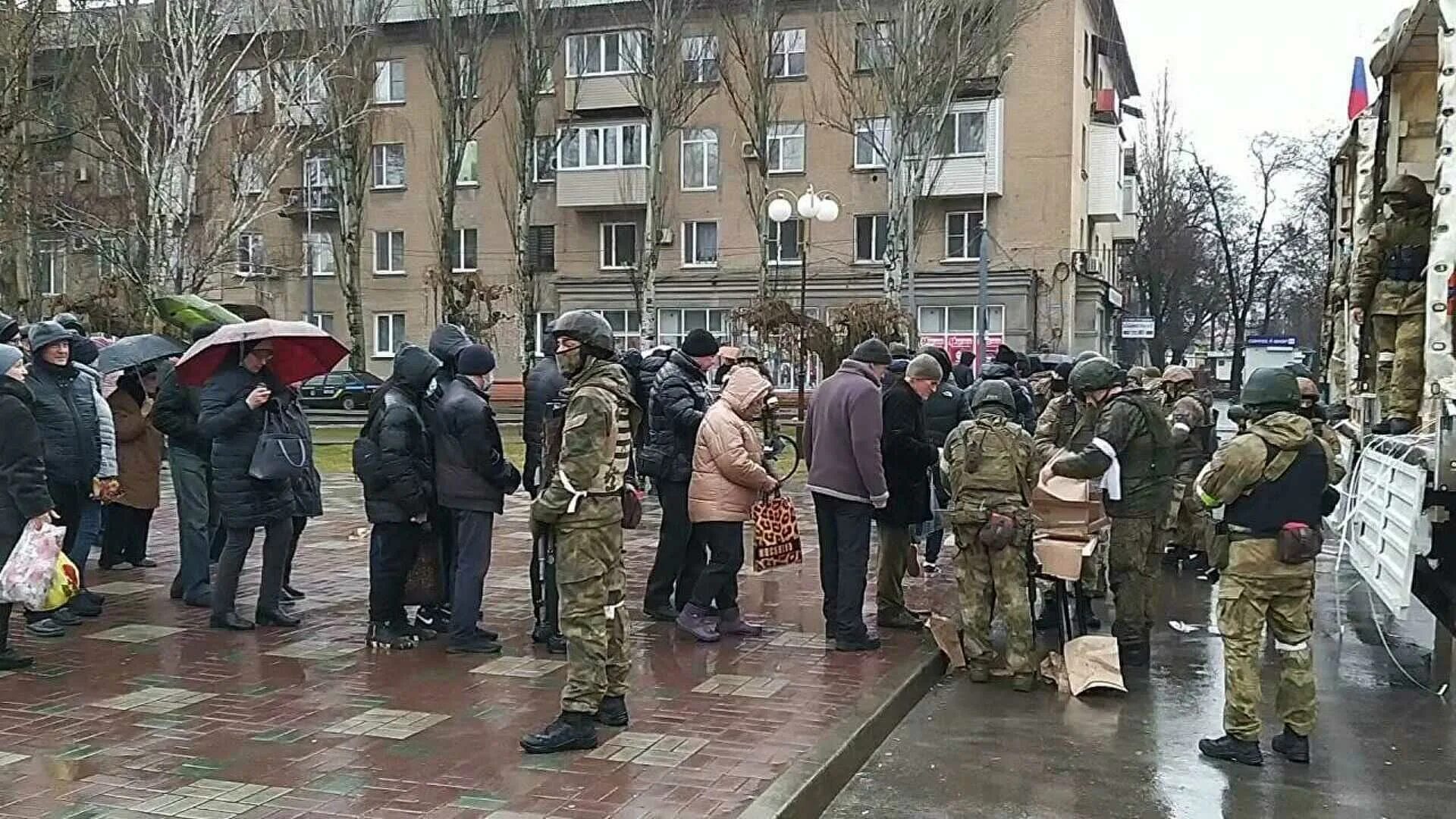 Украинские мирные жители. Спецоперация Мариуполь сейчас 28 03 2022. Российские военные в Мелитополе. Спецоперации на Украине. Мариуполь спецоперация сейчас.