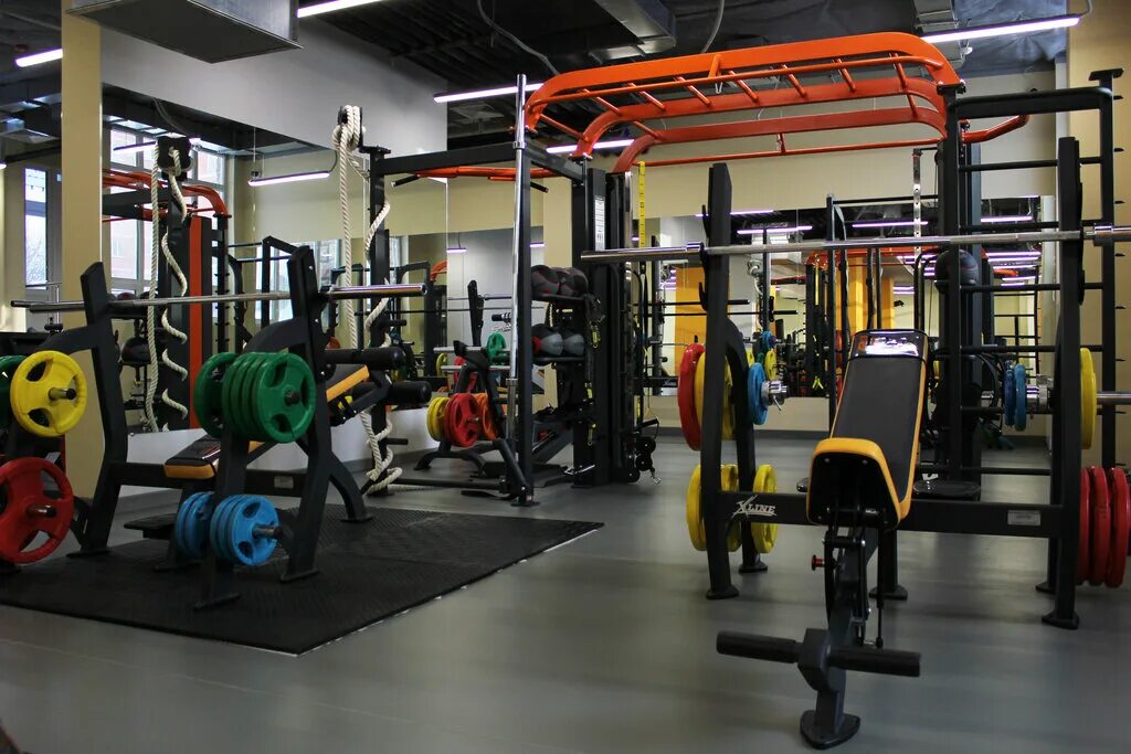 дельта фитнес. дельта тренажерный. дельта спорт, москва, беломорская улица. Delta sport коммунарка. упражнения на плечи в тренажерном зале.