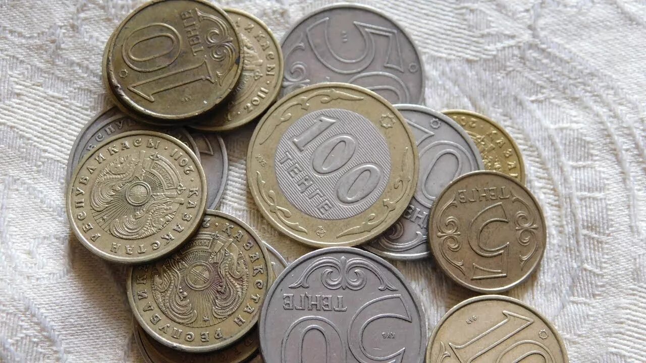Монеты Казахстана 1992 года. 100 Тенге железные. 300 Тенге. 2500 Тенге.