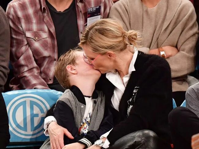 Сын поцеловал мать. Кейт Бланшетт с сыновьями. Кейт Бланшетт с мужем и детьми 2021. Кейт Бланшетт Kiss. Кейт Бланшетт поцелуй.
