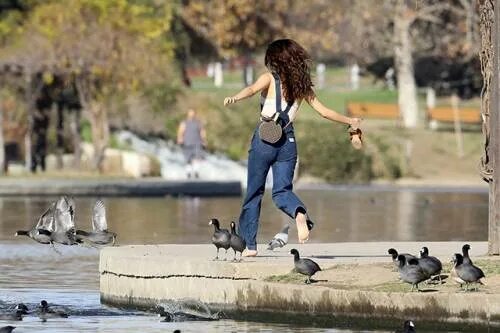 Прогулки на свежем воздухе. Расслабление. Люди идут по улице. Люди идут в офис. Прогулки по городу.