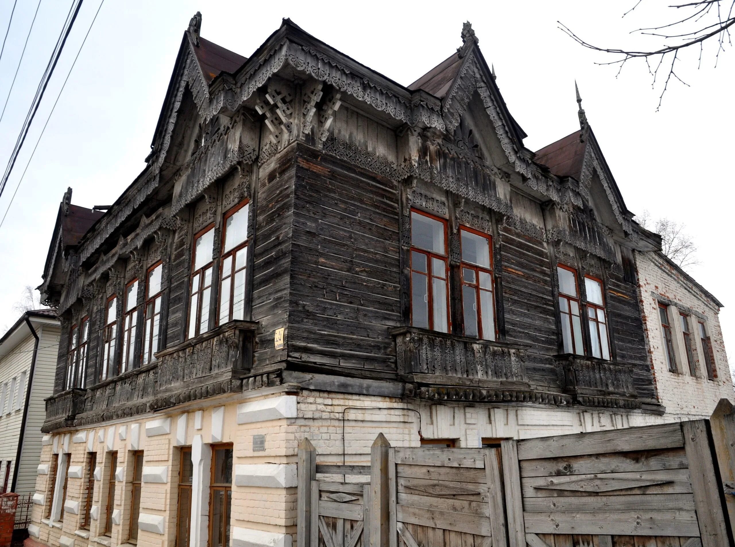 Деревянная калуга. Дом деревянный калужская область характерный. Дом мастеров городец. Клуб музей дом мастеров в калуге. Дом калужское деревянный.