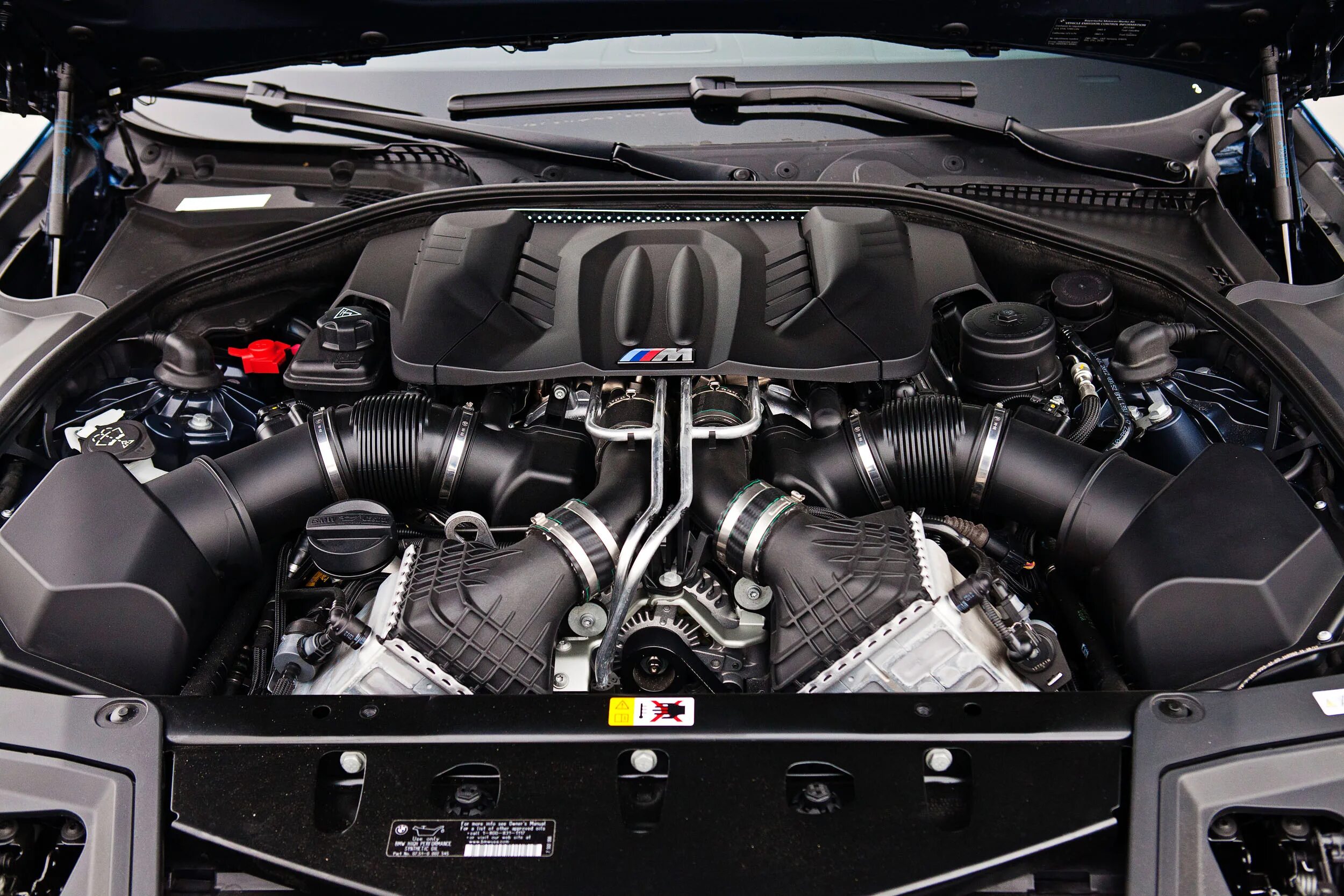 Мотор бмв f10. Bmw m5 мотор. bmw m5 f10 engine. v10 bmw m5 мотор. мотор bmw f10.