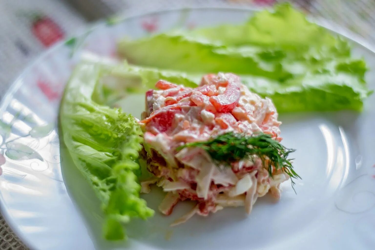 Салат красное море с крабовыми палочками. Салат красное море с крабовыми палочками и помидорами и перцем. Салат красное море с крабовыми палочками и помидорами и сыром. Салат красное море с крабовыми палочками и помидорами. Салат крабовые палочки помидоры сыр чеснок майонез