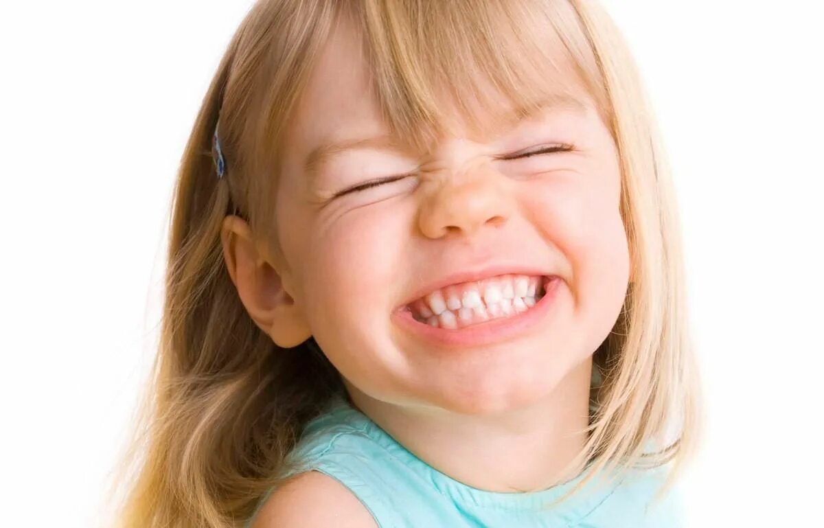 Скоро к зубам приберу. Улыбка ребенка. Малыш улыбается. Ребенок показывает зубы. Ребенок улыбается на белом фоне.