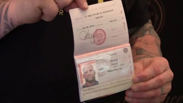 Гражданство америки паспорт. Тинькофф отказался от гражданства. Отказался от гражданства рф. Паспорт монсона. Отказалась от гражданства сша.