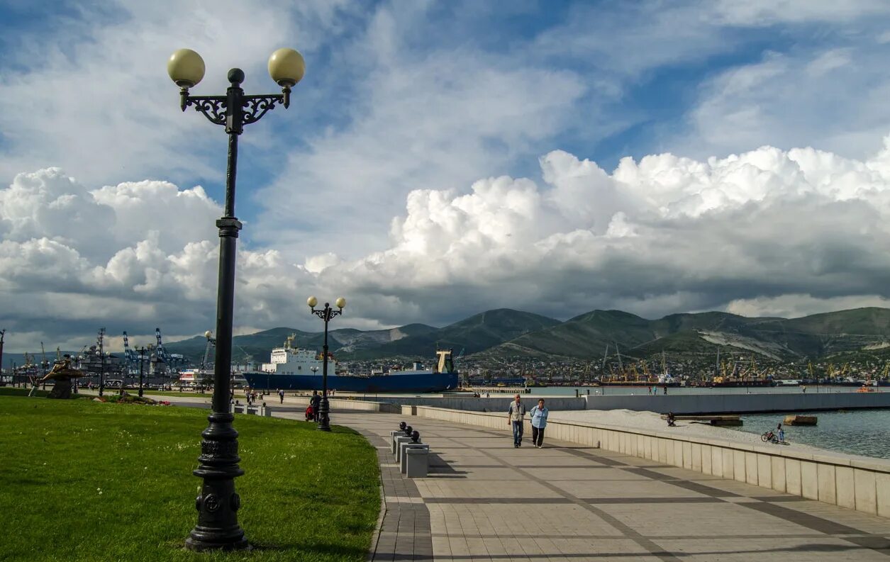 Новороссийск novorossiysk набережная. Набережная города новороссийск. Новороссийск гора на набережной. Набережная города новороссийск. Набережная города новороссийск.