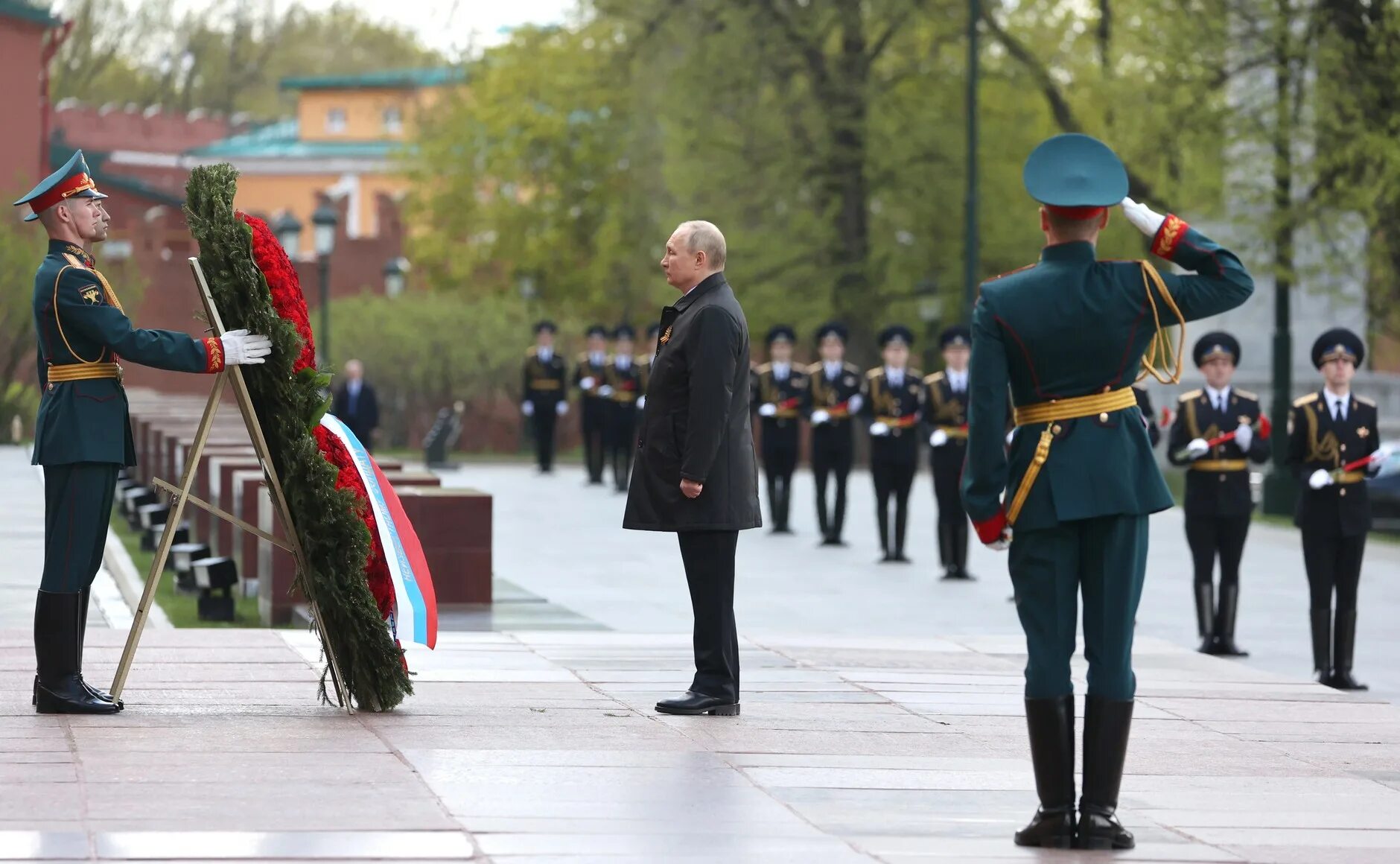 Парад 9 мая в россии. Могила неизвестного солдата Москва возложение цветов 9 мая. Возложение цветов к могиле неизвестного солдата 9 мая 2022. Возложение цветов Путиным 9 мая 2022.