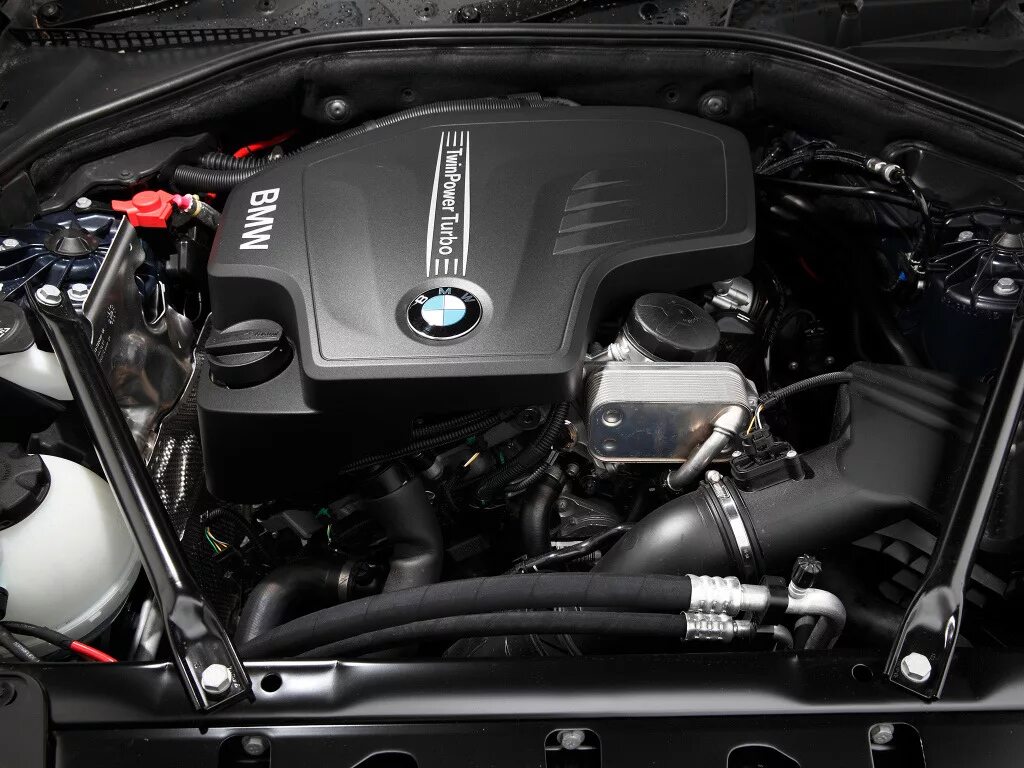 Мотор бмв f10. Bmw f10. bmw f10 520i двигатель. bmw f10 под капотом. bmw 5 f10 под капотом.