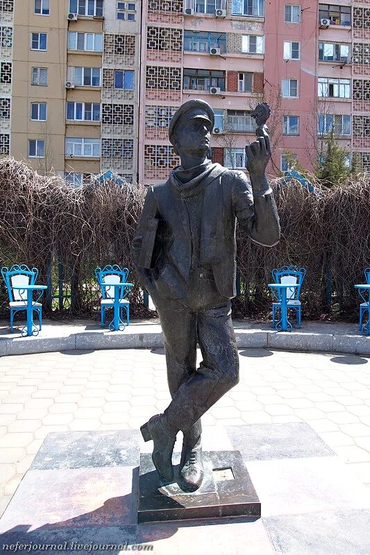 памятник остапу бендеру в элисте. остап бендер элиста. памятник остапу бендеру в калмыкии. памятник остапу бендеру калмыкия город шахмат. памятник остапу бендеру в элисте.