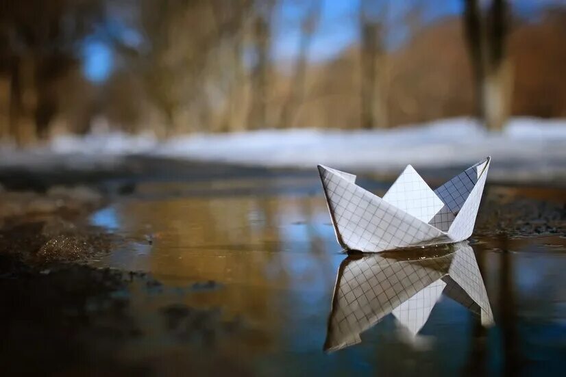 Весенний кораблик из бумаги. Бумажный кораблик в ручейке. Кораблик в ручейке.