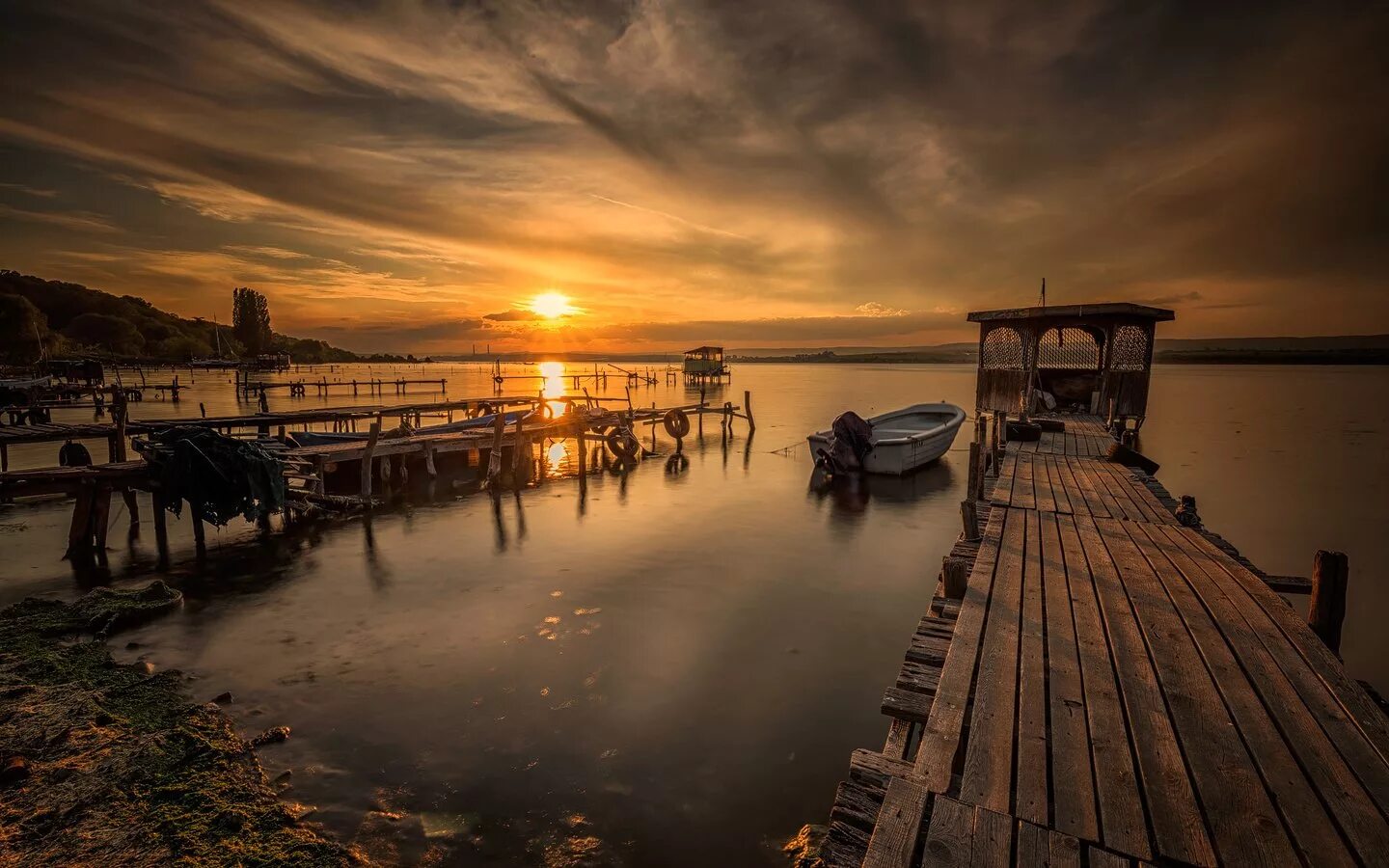 Пирс озеро сакраменто. Деревянный пирс. Пирс озеро сакраменто. Пирс сахл. Под причалом.