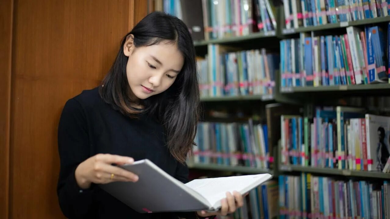 Азиатка с книгой. Азиатские студенты. Книги про азиатов. Японка с книгой.
