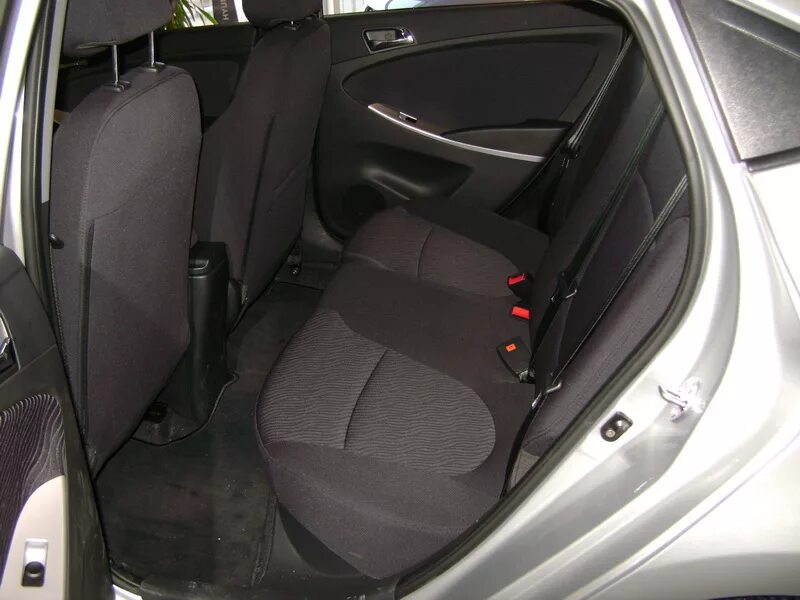 Заднее сиденье хендай солярис. Форд Фиеста 2015 задние сиденья. Задний ряд сидений Солярис 2.
