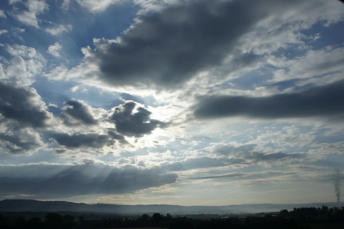 тяжелые тучи. северное серое небо. и небо было низкое и хмурое. грозовое небо. и небо было низкое и хмурое.