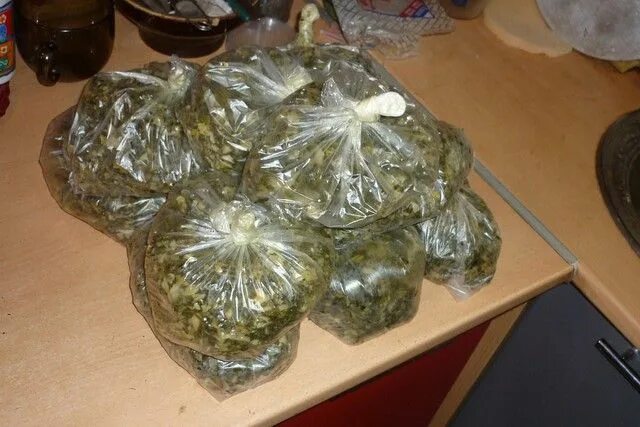 Капуста на зиму зеленые листья. Серая капуста крошево. крошево из капусты. серое крошево. крошево из зеленых листьев капусты.