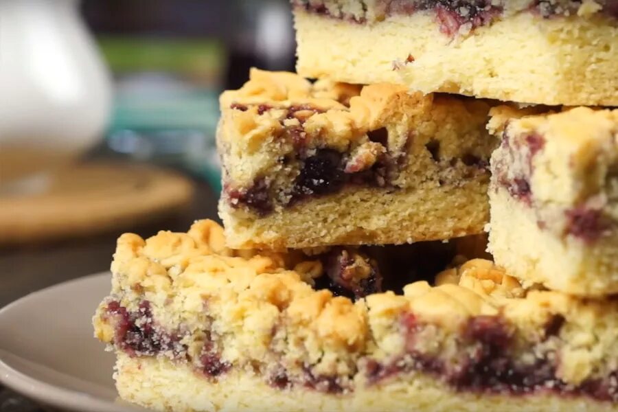 Песочный пирог с крученой черемухой. Песочный пирог с крошкой. Пирожные с джемом. Тертый пирог с вареньем. Печенье с джемом.