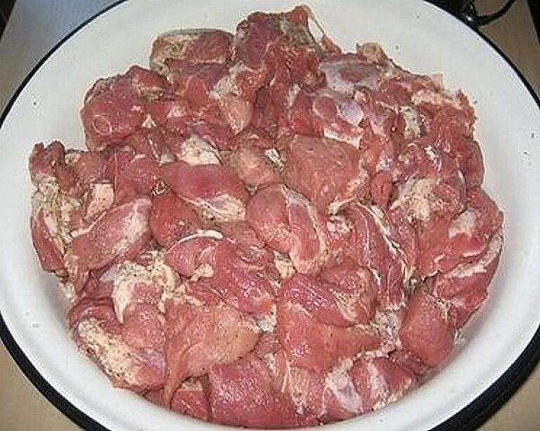 Мясо 0. Тушенка мясо. самая вкусная тушенка из свинины. тушенка из мяса свинины. мясо на зиму.