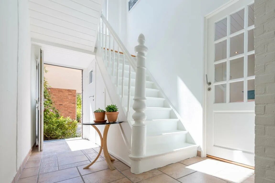 Белая деревянная лестница. Черно белая лестница. Лестница с белыми ступенями. Лестница белая с коричневым. Белая лестница.