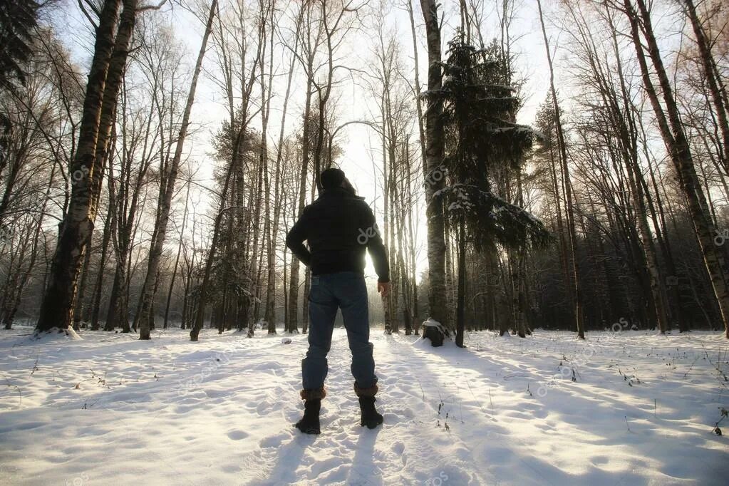 Парень спиной зима. Парень спиной зима. Парень в зимнем лесу. Мужчина со спины зимой. Фото мужчины зимой со спины.