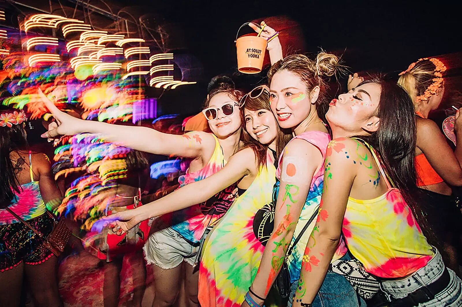 Крутая вечеринка. Тусовка в пабе. Люди на вечеринке. Transferring party. Вечеринка.