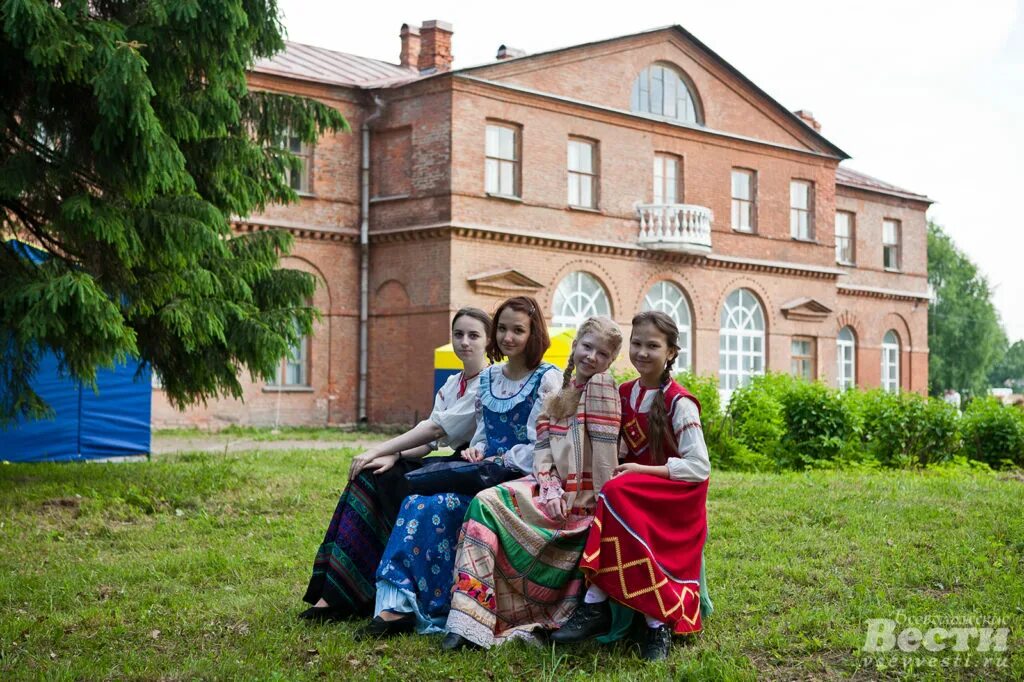 Музей усадьба приютино. Приютино музей-усадьба. Музей Приютино Всеволожск. Парк усадьбы Приютино. Усадьба Олениных в Приютино.