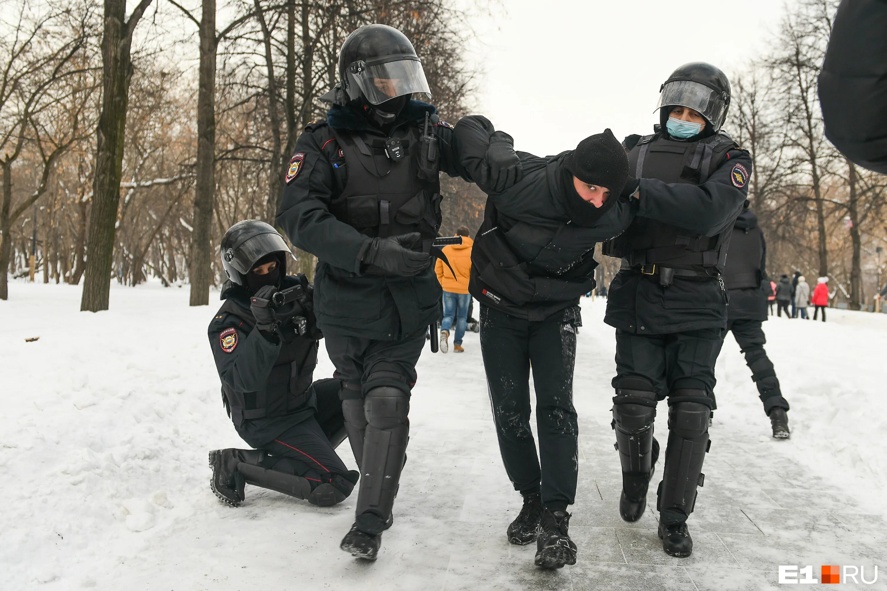 Захват омона. Протесты в Екатеринбурге ОМОН. ОМОН ЕКБ. Протесты в Екатеринбурге полиция. Протесты 31 января 2021 ЕКБ.