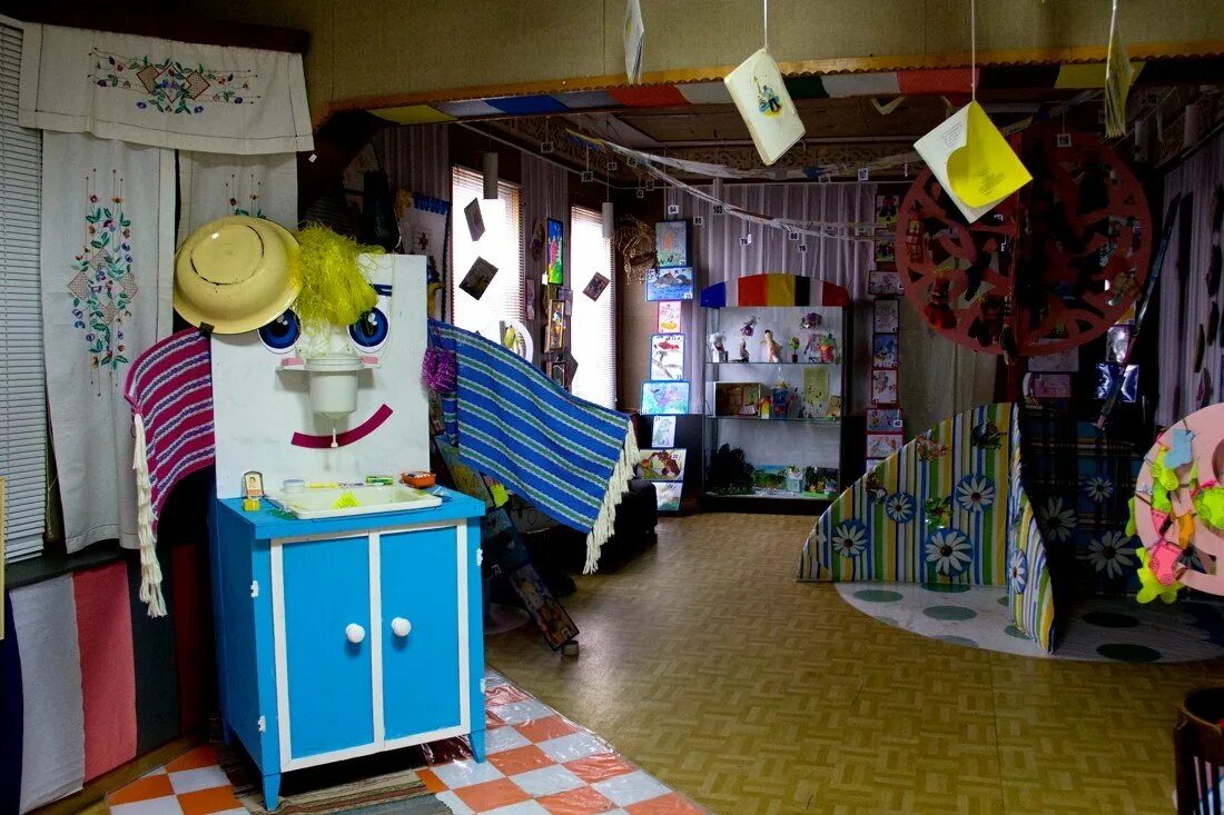 Я великий умывальник знаменитый мойдодыр умывальников начальник. Комнате проживает мойдодыр. Мойдодыр герои. Умывальник мойдодыр чуковский. Дом-музей чуковского в переделкино.