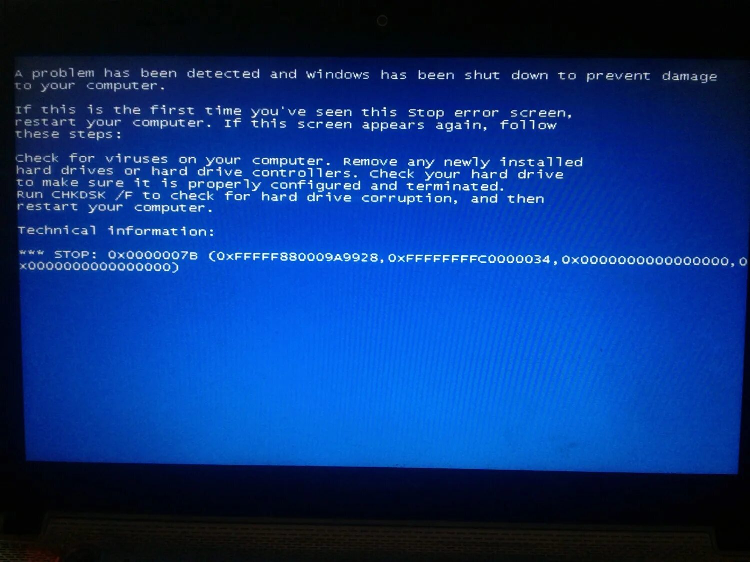Синий экран при установки драйвера. Экран ошибки. Синий экран смерти жесткий диск. Материнская плата компьютера синий экран. Синий экран жесткого диска виндовс 10.